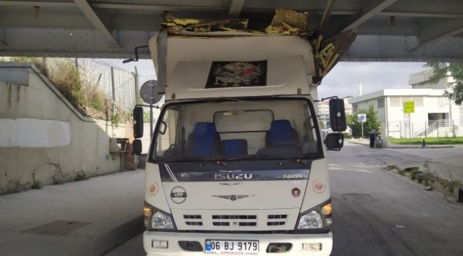 Kamyonet demiryolu geçidine sıkıştı