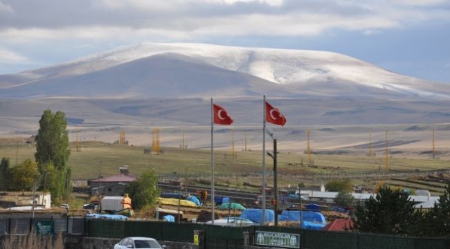 Kars'a mevsimin ilk karı düştü