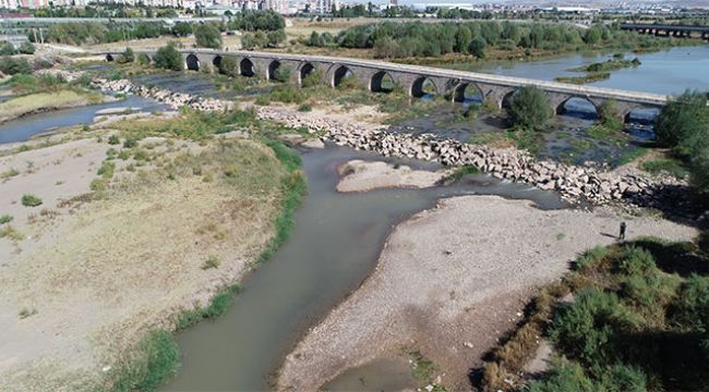 Kızılırmak'ta su seviyesi düştü