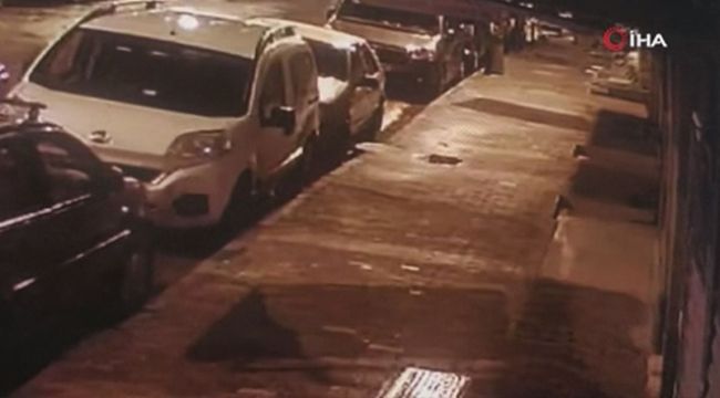 Küçükçekmece'de kaldırımın çökme anı kamerada
