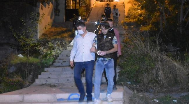 KUZENİNİ YARALADI, ARDINDAN DUŞ ALDI
