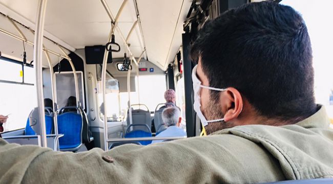 Maskeyle ağzı ve burnu yerine gözlerini kapattı