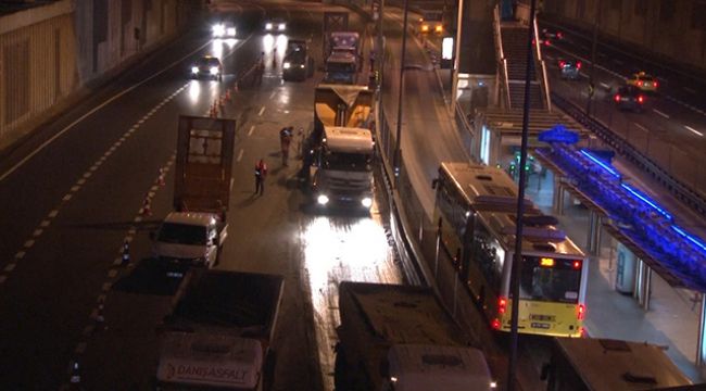 Metrobüs durağında yenileme çalışması