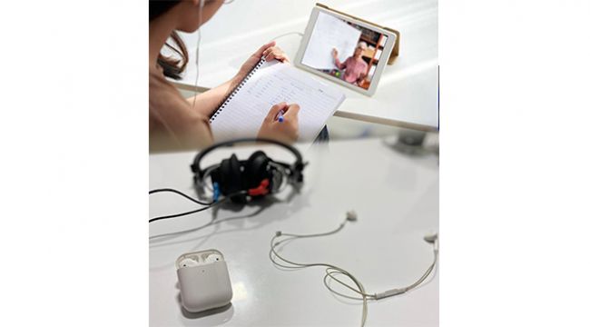 Online eğitimde kulaklıklara dikkat