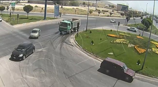 Otomobilin metrelerce kaydığı anlar kamerada