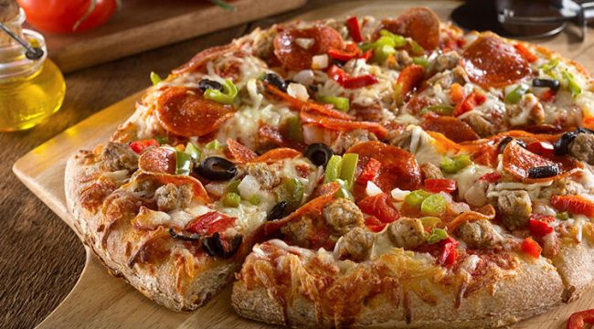 Pizzanın içinden jilet çıktı!