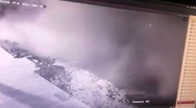 Refüje çarpan tır, tozu dumana katıp yan yattı