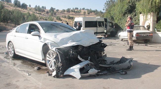 Şanlıurfa'da otomobil işçi servisine çarptı