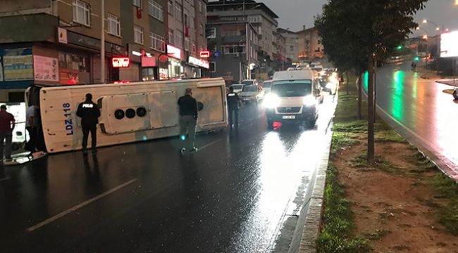 Servis midibüsü devrildi