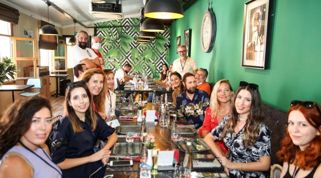 SOSYAL MEDYA FENOMENLERI BUCA SOKAKLARINDA