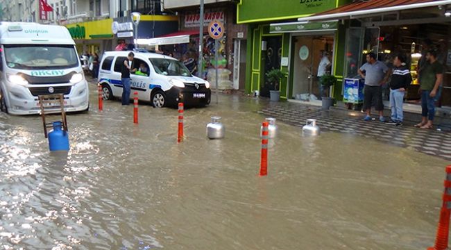 Su girmesin diye yolu tüplerle kapattılar