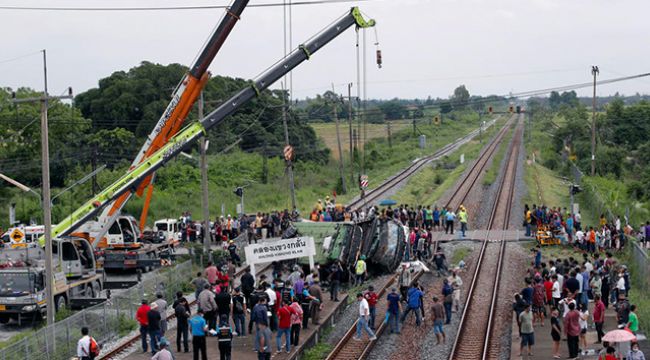 Tayland'da otobüsle tren çarpıştı