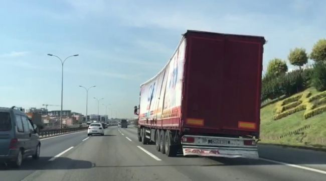 Tem otoyolunda aşırı yüklü tırın ilginç yolcuğu