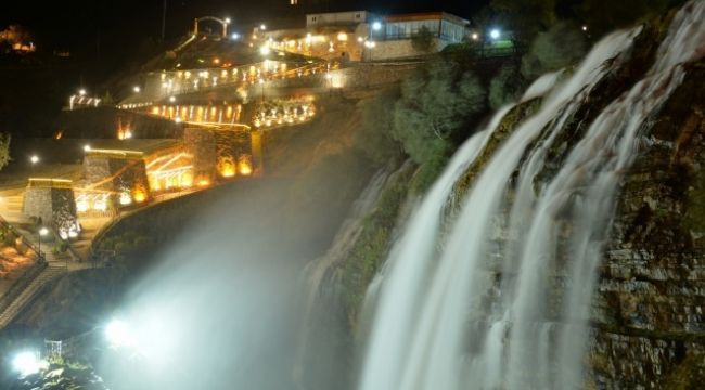 Tortum Şelalesi göz kamaştırıyor