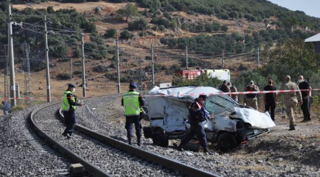 Tren, ticari araca çarptı