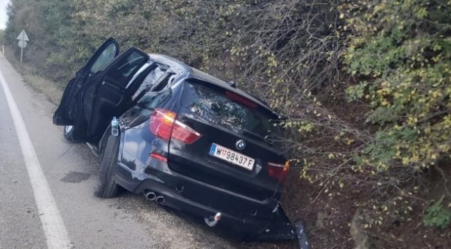 Virajı alamayan lüks araç şarampole uçtu