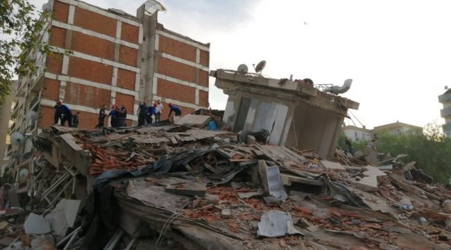 YIKILAN BİNADAN 7 KİŞİ KURTARILDI