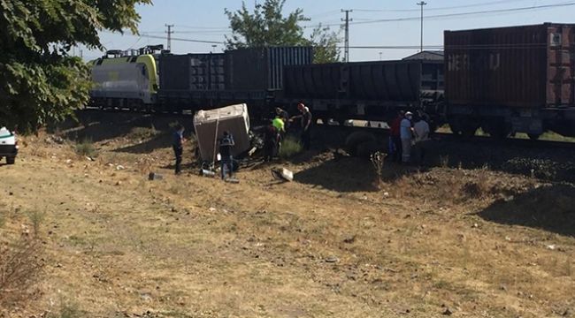 Yük treni kamyonu ikiye böldü