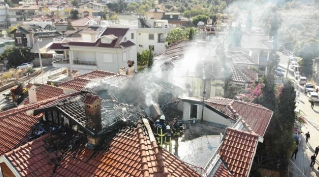 3 katlı apartmanın çatısı yandı