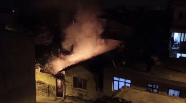 Ahşap ev alevlere teslim oldu