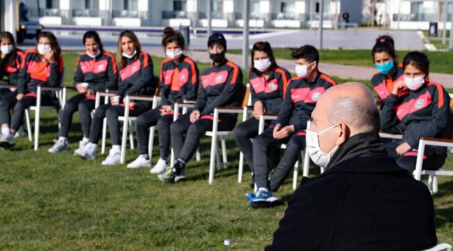 Bakan Soylu kadın futbolcularla bir araya geldi