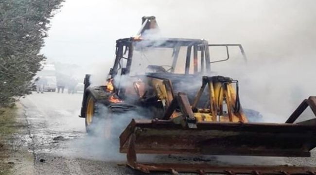 Balıkesir'de iş makinesi alev alev yandı