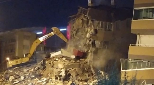 Barış Sitesi'ndeki bir apartmanın dozerle yıkılış anı