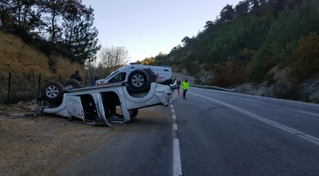 Buzlanan yolda tır ile pikap çarpıştı