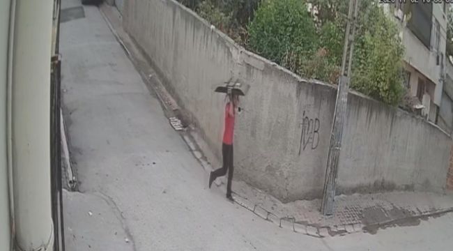 Çaldığı televizyonu başında taşıdı