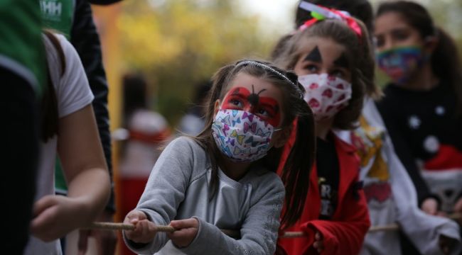 ÇOCUKLAR DEPREMİN İZLERİNİ BİR ANLIĞINA UNUTTU