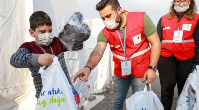 ÇOCUKLARA GİYECEK VE UYKU TULUMU DAĞITILDI