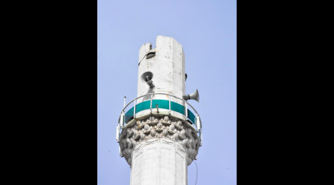 DEPREMDE CAMİNİN MİNARESİ HASAR GÖRDÜ
