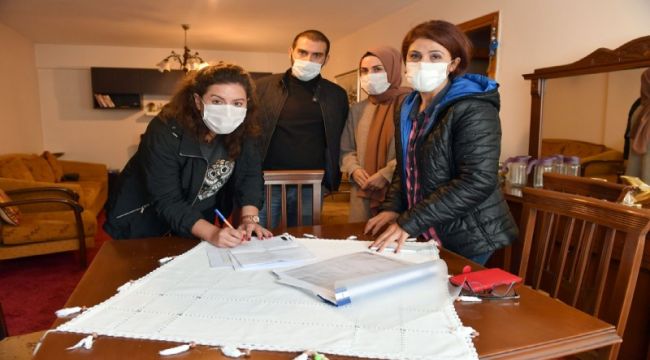 DEPREMZEDE ÇİFTE BÜYÜK ANNESİNİN EVİNİ AÇTI