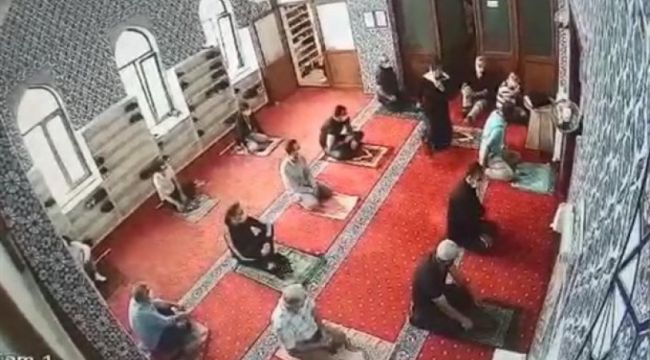 Erkeklerle aynı safta namaz kılmak isteyince şikayet edildi