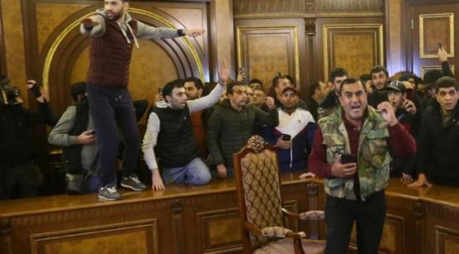 Ermenistan Parlamentosu’nun Başkanı linç edildi