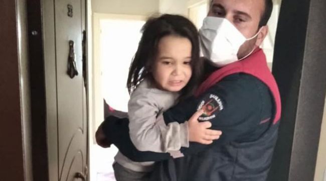 Evde yalnız bırakılan 2 çocuk itfaiye tarafından çıkarıldı