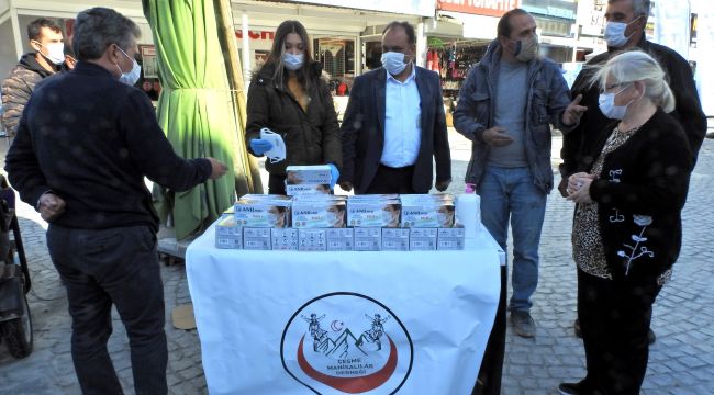 Farkındalık için maske dağıttılar