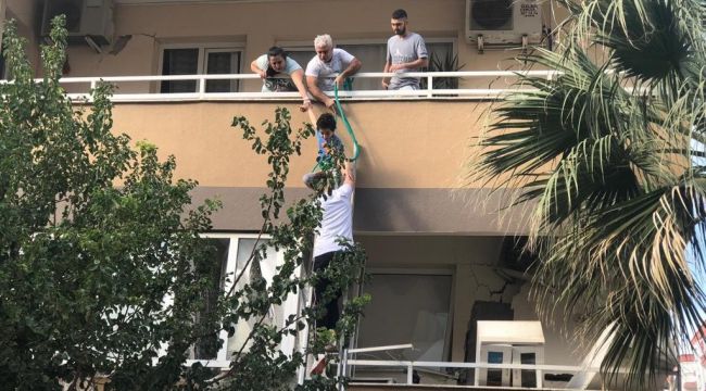 FİLİSTİNLİ GENÇ,ENKAZ ALTINDA KALANLARI KURTARDI