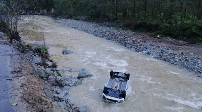 Giresun'da araç dereye uçtu