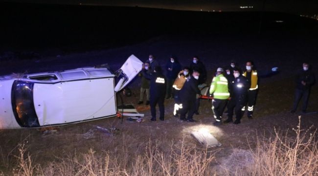 Hafif ticari araç tarlaya uçtu