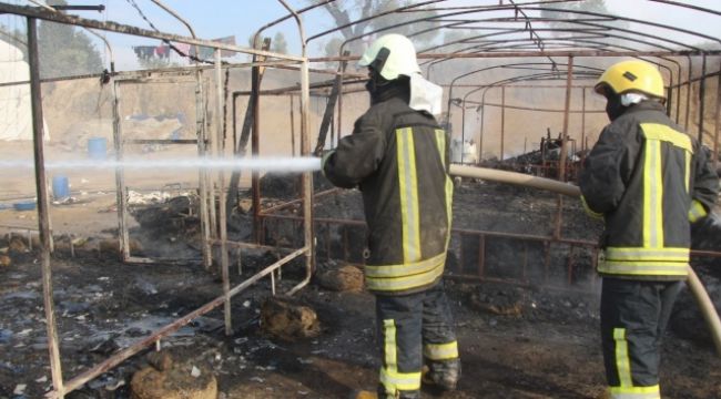 Halep'te bir mülteci kampında yangın