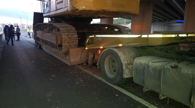 İŞ MAKİNESİ YÜKLÜ TIR KÖPRÜDE SIKIŞTI