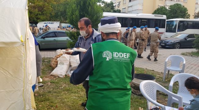 İZMİR’DEKİ DEPREMZEDELERE YEMEK İKRAMI