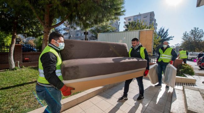İZMİR'İN YARALARINI "HALKIN BAKKALI" SARIYOR