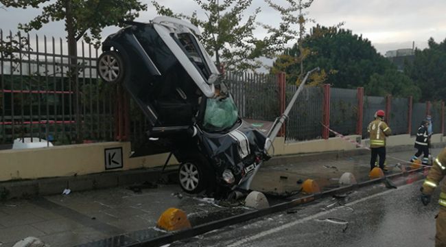 Kadıköy'de akıl almaz kaza, otomobil asılı kaldı