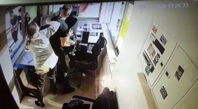 Kargo paketi kapısına çıkartılmayan kadın dehşet saçtı