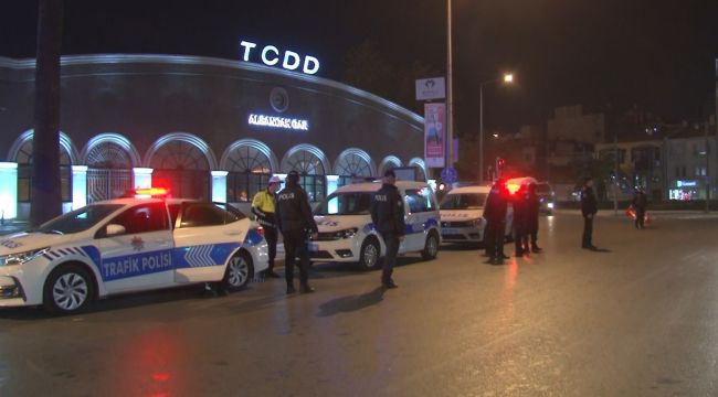 KISITLAMALARLA SOKAKLAR SESSİZLİĞE BÜRÜNDÜ