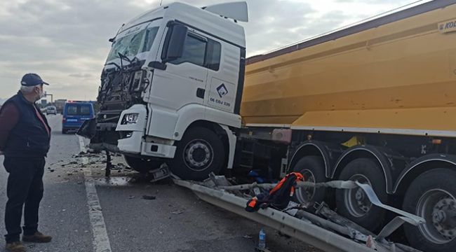 Kontrolden çıkan tır bariyerlere çarptı