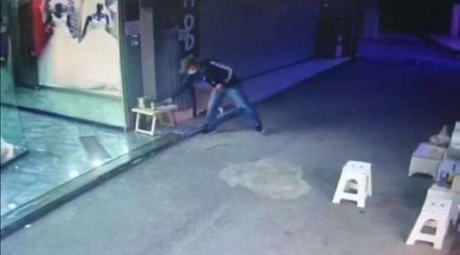MASADAKİ CEP TELEFONUNU ÇALDI