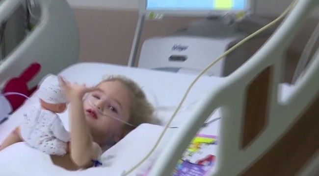 MİNİK ELİF YÜRÜMEYE BAŞLADI